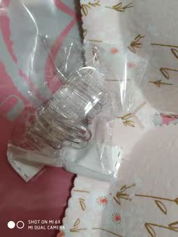 （︶︿︶）收到洗完就穿身上了，穿了一天，没有钢圈很舒服，不担心太紧勒了。真的是无痕无束缚的感觉，穿上没有束缚感非常舒服。颜色也跟图片没有区别，而且透气不闷。胸型穿上也挺好看，有聚拢效果，质量很好，肩带有弹性还可调长短，不错。面料柔软，也透气，没有钢圈。┬─┬ ノ( ゜-゜ノ) 