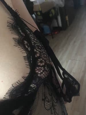 胸部很压，就是平胸设计嘛。穿上是挺性感的，就是胸部效果不好，买的加大码，说是下胸围100，其实最多85，我下胸围78，穿着松了几厘米。主要是压胸这个太不好了。