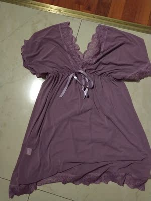 衣服颜色是香芋紫色,挺好看的,我不喜欢手臂上的彩带所以直接剪掉,方便 衣服颜色是香芋紫色,挺好看的,我不喜欢手臂上的彩带所以直接剪掉,方便