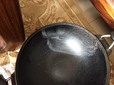 味道有点不习惯，试了两个锅，都是误操作烧黑了的，厚一点的铁锅没救回来，不过普通的锅恢复了几分姿色，就是得用铁丝刷，刷的手超酸