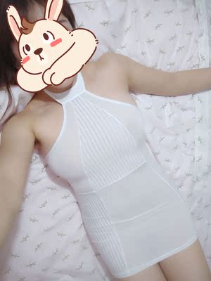 面料滑滑的穿着很舒服，裙子虽然有点短但显腿长啊O(&cap;_&cap;)O吊带设计很性感，很快就被扑倒了😉