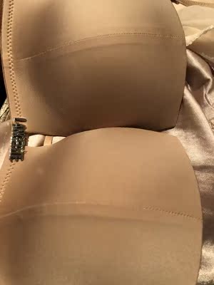 杯型满意,重点是可以变成无肩带款式,而且杯型不显尴尬,套装底裤配套买的,没有什么问题,毕竟穿一套才是精致的猪猪女孩,完美 杯型满意,重点是可以变成无肩带款式,而且杯型不显尴尬,套装底裤配套买的,没有什么问题,毕竟穿一套才是精致的猪猪女孩,完美