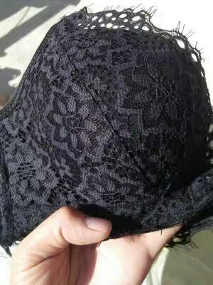 性价比很高，快递也很快，内衣质量特别好，有聚拢效果。卖家服务态度很好，总之这次购物很满意，祝卖家生意兴隆，有需要再来光顾！