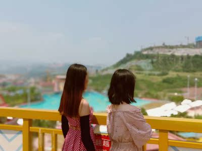 衣服很棒棒  和朋友玩得很开心  对于喜欢保守点的来说  这个真的是不错的选择  而且这个外套真的还能外穿  不太i像泳衣  衣服质量倒是很舒服  快递超快  客服小姐姐（小哥哥）态度很棒  很有耐心  非常喜欢也很感谢