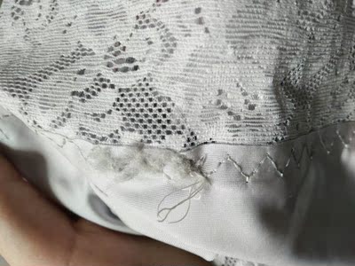 整体来说都挺好的，就是有一件上边有这个毛毛应该是线断了从这里接线给夹上去的线团