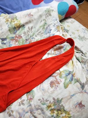 衣服面料摸着舒服，穿上也很有诱惑，老婆很喜欢，快递也很快，客服的态度也很好，喜欢的赶紧下单了