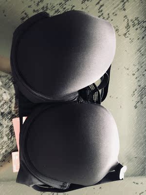 对大胸美眉来说是福利，聚拢防漏点，而且主要内衣很性感，大胸美眉真的很难买到这样的内衣，穿起来真的很舒服，这已经是我入手第二件啦！回购率很高哦！