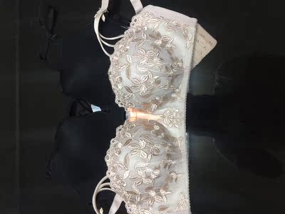 粉粉的，很好看，非常满意，聚拢效果也非常好，以后买内衣就你家啦