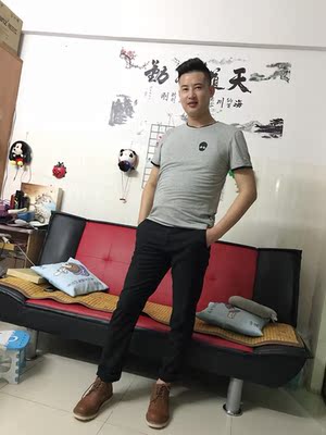 真羡慕我的老公有一个学财务的老婆，对于鞋子性价比细节好像有强迫症一样，鞋帮高度5公分上下，鞋头有型复古，六边鞋带扣在简洁的鞋面上完全成了点缀，但是一双鞋最大的价值就是穿着好看，老公穿上的确更有男人味了，没毛病，皮料也越穿软和了，鞋子也非常跟脚了