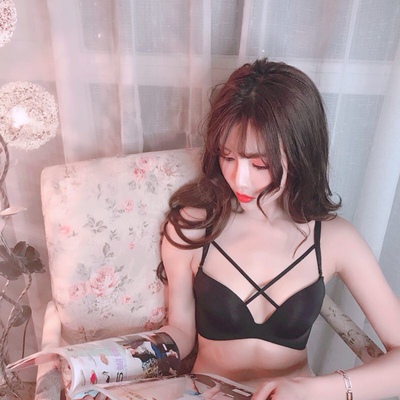 没听客服劝买小号，因为自己平时大部分买的75B这次也是，怪不得平时内衣穿了就跑上去了，还空杯。买大号了。有几点，一个材质真的是特舒服的，舒服的完全不像内衣很惊讶，不喜欢穿内衣，怕勒的人这个穿起来会很合适。其次前面的带子设计太性感了，会显得胸上肉突出，内衣还是挺收肉的，毕竟买大了俩号这种聚拢程度也难得了，而且没有空杯。只不过号大了，换成70A应该更显大，不跑杯了。表面很光滑很有质感。