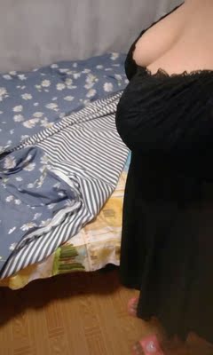 拿到包裹拆开后很惊喜，跟图片展示的一样。裙子的做工挺好的，布料也好，上身穿着也很舒服，比之前在其他家买的睡裙要好，总之很满意，最主要的是老公也很喜欢😉