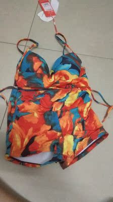 泳衣收到了，由于急着去海边，同城加了几块钱发顺丰，一天就收到了，很满意，颜色很艳丽，很喜欢，质量不错，在外面内衣店看到差不多款是的，没有外衣都要300多，果断在网上买，加点邮费也不吃亏，有朋友喜欢会推荐来的。真心不错