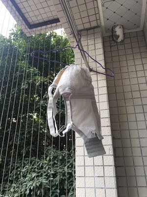 面料是很薄很舒适，我穿上刚刚好，是我想买的那种内衣，感觉质量真的很好，穿上去没有压迫感，特别的透气，手感特别好。价格很亲民，好评，特别好！蕾丝柔软，一点也不扎肌肤，穿上身有一点小性感，哈。。推荐购买！