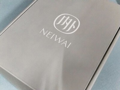 终于收到快递了，期待了好久。真的超级喜欢穿这种类型的内衣，对于小胸的妹子来说完全没有空杯的烦恼，而且毫无束缚感，而且这种细肩带的法式内衣真的显得很精致有没有。这款棉质的稍微比我买的另一款丝质的要稍微厚实一点，手感很柔软。而且这款的背部设计还蛮惊艳的。他们家的内衣除了稍微贵点，真的都刚刚看哪！！😍😍