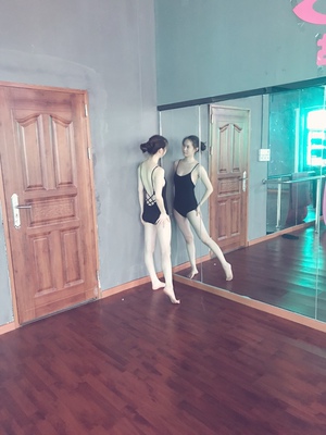 衣服的质量非常好,很适合做各种舞蹈练功服比如芭蕾肚皮舞,空中瑜伽,好喜欢的一款,打算在购买一件其他颜色,店家服务也很好快递很快 衣服的质量非常好,很适合做各种舞蹈练功服比如芭蕾肚皮舞,空中瑜伽,好喜欢的一款,打算在购买一件其他颜色,店家服务也很好快递很快