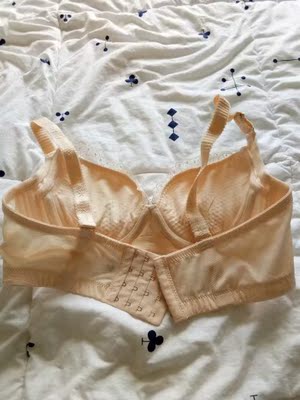 穿过两次了，质量还可以吧。就是感觉副乳不怎么收的好，在网上买的东西毕竟看不到，我平时穿薄的，这个是厚的。要买的亲们买的时候一定要问清楚。