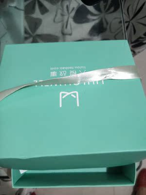 以前在天猫淘宝上买东西，都是简单写一段好评，后来才知道淘宝评论得积分可以涨淘气值时，才知道评论的重要性，所以以后无论买什么东西，我都先把这段话复制粘贴下来，然后再写宝贝评论，没错，评论80个字以上就可以获得50个积分。 下面进入正题：这件内衣是我买的比较满意的一件，特别是夏天，比较透气，适合穿吊带衫，挺好～需要再来～