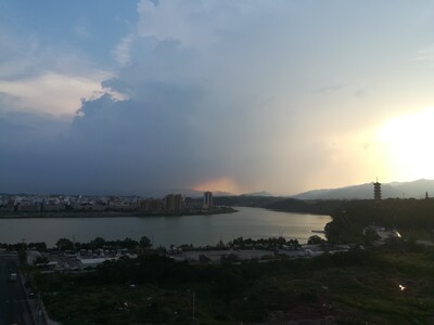 东西还不错，就不具体评价了，性价比比较高，用着还可以，发货速度也很快，三天就到货了，很不错，我表示很喜欢，快递小哥也很和蔼，挺好的，拿快递的时候心情很美丽，要是是个帅帅的小哥哥就更好啦，都很不错，嗯，就是这样，推不推荐购买嘛，看自己了，都是这个价位，买得起更好的就买更好的，不对，是舍得买更好的就买，不舍得的话这个也不错