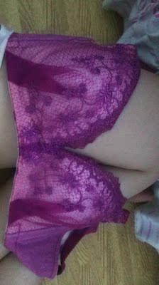 无语了，罩杯上的蕾丝把胸都扎红了一片一片的，