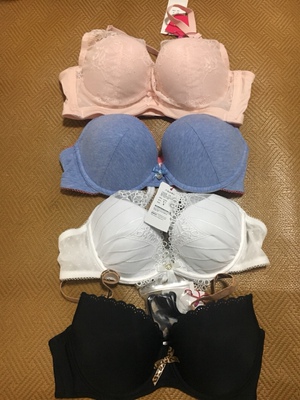 确实挺厚的。。。。。。穿着感觉。。有点捂。。但是挺好看。。