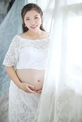 去拍孕妇照要求自己带一套  租三套划算就租了三套    只穿了一套来给你们上图   我高163     重140  体重比我还重的都能穿一点都不勒还有空间  一百五六十斤都能轻松穿上   而且衣服很干净  拿来还香香的