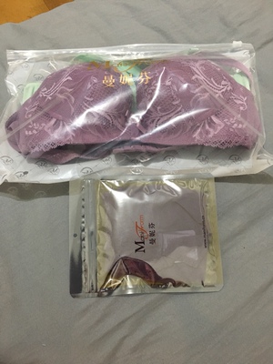 曼妮芬的文胸穿着很舒服，聚拢效果很好，为了买一套所以才选了这款内裤，本来想选红色的，但是没有合适的尺码就选了浅紫色，这款内裤是低腰蕾丝的，样式还可以，但是我穿不习惯低腰的内裤，不是也别喜欢，没有试穿，也懒得退货了，而且价格也不便宜，我还是喜欢买他家的文胸。