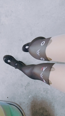 肥肠不错的!!!袜叽穿起来很舒胡，中筒的也没有很容易掉，感觉肥肠好看的啊!!!而且客服超有耐心，收到的猫咪袜子破掉了有点儿难过不过答应给我补新呢~客服敲可爱，比心~≧&omega;≦(尽管破掉了但是还是穿了一下，因为真的太可爱了) ummmm&hellip;&hellip;请忽略我的大粗腿吧&hellip;&hellip;