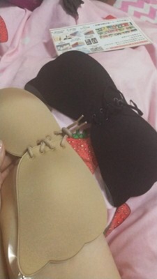 穿着很合适，很舒服。比较透气， 做工也很精细。 服务好，质量也很不错，颜色没有色差，粘性非常好，粘度好强，出汗了也没下滑什么的,非常的舒适，卖家给的说明书好详细啊，很负责的给大家参考下。聚拢效果还很好，还送了小礼物送，很划算的，留着穿吊带还可以穿，很方便，期待夏天，哈哈。朋友也超级满意的。