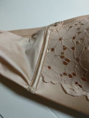 看到买家秀里面好多拍的肤色都是发粉的，其实不偏粉喔，质量不错，关键是真的不怎么掉喔，下次再入其他颜色的