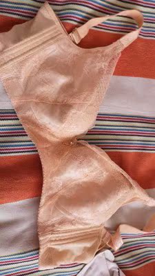 很喜欢这家的风格 罩杯轻薄 很性感 薄薄的很透气 ，穿着衣服看着很有型，款式很漂亮蕾丝觉得超级精美，舒适度高贴合度好，无钢圈的真的很舒适、穿起来不会觉得很闷热， 再也不怕被钢圈勒到 ，而且还便宜