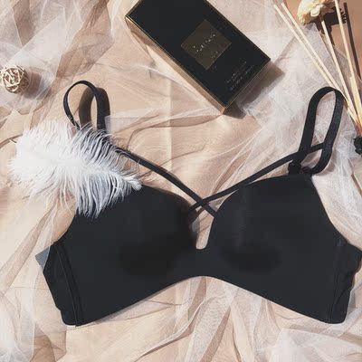 衣衣简直太满意了，买回来就赶紧洗了一水然后试了试才来评价的！不但不掉色，不变形穿上还挺好看的，这个季节可以露一丢丢内衣，黑色我也觉得最合适了