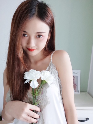 真的很值，面料上身很舒服，白色个人觉得比黑色更好看，清爽耐看，白色给大家上图做个参考.