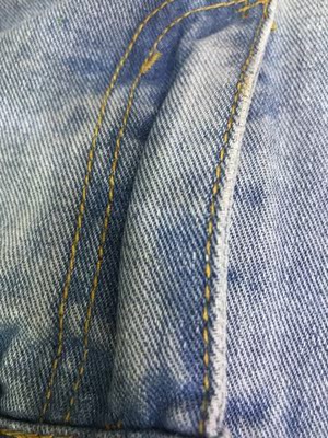 拉链处不直,不好看 拉链处不直,不好看