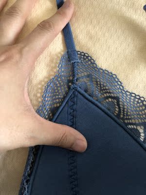 内衣内测肩带和胸垫之间连接部位质量不行不经事，如果可以用肩带直接与胸垫相连接兴许会好点，其他都很满意，凉快舒适，望改进