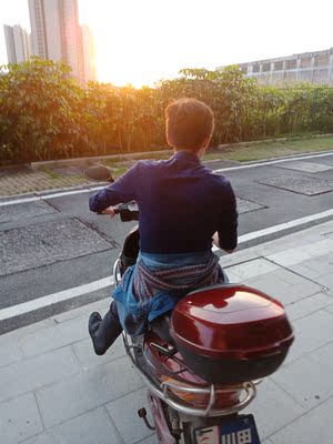 很喜欢，实惠  捡起大学这场表演最后的幕布，其实并没有想象的那样。  我依旧习惯把衣服挂在你床边，还是喜欢把东西放到你干净的桌面去摆弄，经过你的位置就会往你那里瞅几眼，找些好玩的东西。 这种感觉就像是仿佛你们就出了一趟门，待会很快就回来，又或者我只不过放假最后一个离开，而下个学期开学我们还会回到这里。太熟悉，吵闹时便没有离别的痕迹。  和未毕业的他们三三两两在一起，嘻嘻哈哈不知不觉就到了半夜，刚刚好困，刚刚好一倒下就睡着，刚刚好什么都没有想。  OKOK    最重要的是记得想我。