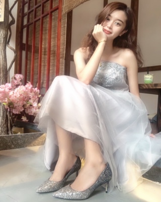 买来当伴娘穿的，很正的颜色，和我的礼服很好搭。做工也很棒，鞋型很漂亮，平时都穿平底鞋，以为这么细的跟会难走路，但是担心是多余的，鞋跟高度很适中，虽然是细跟但走路很稳。上脚也很柔软。总体都很满意。