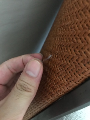 1.实物跟图片完全不是一个颜色 客服说是拍照色差 具体是不是色差 大家自己看照片吧。2.桌子不厚实 地下是空的 不是整块厚板 3.整体晃动感比较强 感觉支架会散 不小心碰到一下角都感觉会断。4.表面的油漆是那种哑光的封闭漆 比较厚 不像图片那样木头的纹路清晰。5.到底是不是进口白蜡木暂时不能确定 不过木头是实木。6.铁的那把椅子掉漆严重 不知道是物流原因还是什么原因，店家答应上门修补，不过暂时还没上门来。