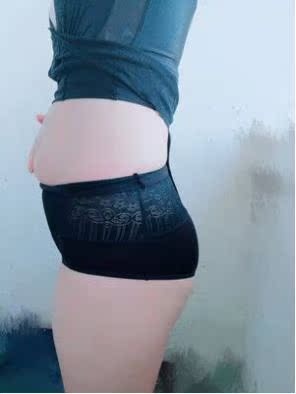 塑身衣收到了，洗了没有褪色，也没有变形，已经穿了一天了才来评价，现在就说说我的感受吧，塑身衣穿起来很舒服，这种面料比我以前买的其他家的塑身衣面料舒服的多，不扎人不嘞，塑身效果还很好， 脱下来感觉肚子也变小了似的，哈哈，薄薄的夏天也可以穿，穿脱都很方便，推荐大家购买