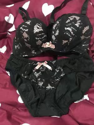 很性感，颜色也很正哦，聚拢挺好的，价格又优惠，犹豫的小仙女快买吧，推荐给好多朋友了，都说很不错的一家店