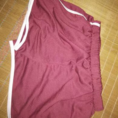 红色更霸气一点  然后适合搭配衣服  一样的舒服  支持!