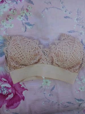 颜值超高，本来是冲颜值买来试试看的，相比价钱来说不是报有很大的期望，没想到价格这么好，物品也很良心，超级满意，里面的设计也很好，有海绵垫可以抽出来，不能说很舒服都还可以，打算再买一件。价格超级良心！