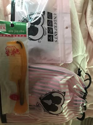 包装很漂亮，还送的小梳子。