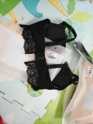 这款质量很不错呢，不知道是不是新的穿起来比较舒服哈哈(ಡ&omega;ಡ)hiahiahia。反正是挺舒服的，这几年一直在他家买的内衣，有些满意有些不满意，几乎都是满意的只有一次不满意不过也没退，这次买了六套，都很满意，价格也不贵，款式也很好，质量手感不错的。这两套都很喜欢，款式都很喜欢，都不错，特别喜欢后面，这个蕾丝这样穿起来感觉很性感。嘻嘻(♡˙︶˙♡)建议购买。发货很快。物流也很快。下次需要还回来购买的。