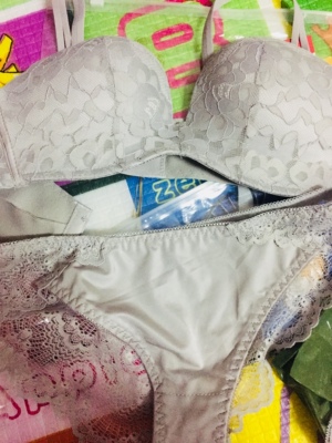快递不错?，盒子包装都完整无缺，打开感觉还可以，不过试了一下两款多很满意，蕾丝不错?版型好不勒，内裤大小很合适，还想买别的颜色！