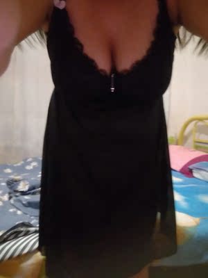 拿到包裹拆开后很惊喜，跟图片展示的一样。裙子的做工挺好的，布料也好，上身穿着也很舒服，比之前在其他家买的睡裙要好，总之很满意，最主要的是老公也很喜欢😉