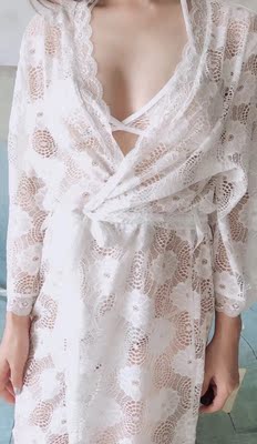 宝贝收到了，盒子包装精美，睡衣性感穿着舒服，外搭平时搭个吊带也可以穿，不扎手，腰间还有绳，不是薄薄的一层，料子穿着滑滑的，舒服