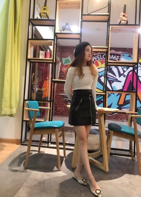 裙子收到，没让我失望。皮是软的那种。穿着很舒服，不觉得难受，闻着也没有味道，今天还去了闺蜜的街舞店里，闺蜜说这样穿身材好有料[偷笑]PP很翘[呲牙]