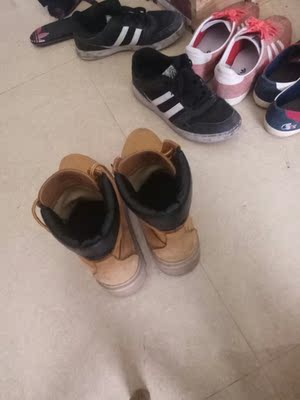 鞋非常不错，现在穿了几天没有异味，现在穿挺暖和的，还防水，虽然说这是我第一次买。但是总体感觉还不错，穿的时候也挺舒服的，毕竟是一分钱一分货，这个价位的鞋已经算不错的了，我看一下这双鞋还能穿多久，到货的时候我感觉有点异味，现在我感觉这双鞋总体还是不错的。很好！