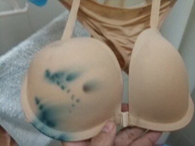 买了三件，就这件褪色超夸张 ，其他没什么色掉，是染了多少色料啊。仅仅入水不到俩分钟就把的另一件给染了，泡了俩小时就成蓝染缸啦！差劲