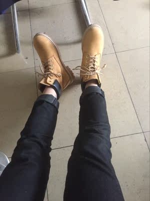 比图片还黄些，鞋面和鞋底是胶粘的，比不得CAT线封。款式还好，鞋面沾水会有很明显痕迹。总体还可以吧